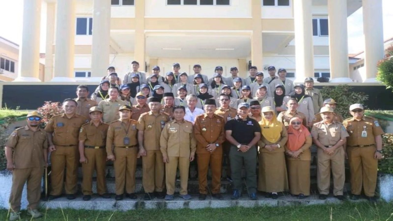 Foto bersama mahasiswa KKN UGM Jogjakarta dengan pejabat Pemkab Bangkep di Bangkep, Sulawesi Tengah. (ANTARA/HO-Dinas Kominfo Bangkep)
