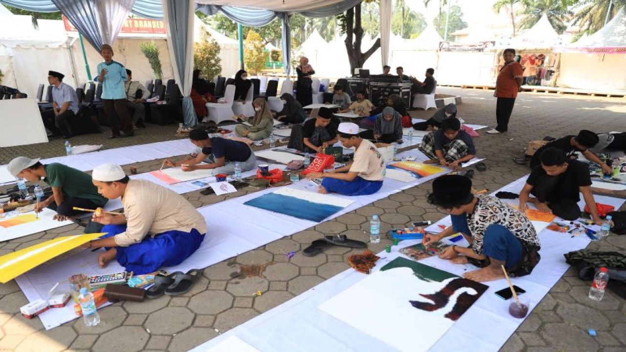 Lomba kaligrafi kontemporer dalam rangkaian Festival Al Azhom Kota Tangetang, Kamis (20/7/2023) yang diikuti oleh puluhan santri dari pondok pesantren. ANTARA/HO-Diskominfo Kota Tangerang