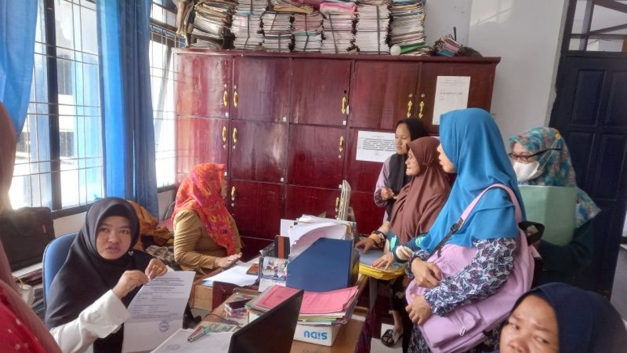 Puluhan warga mendatangi posko pengaduan PPDB Kota Bengkulu. ANTARA/Anggi Mayasari