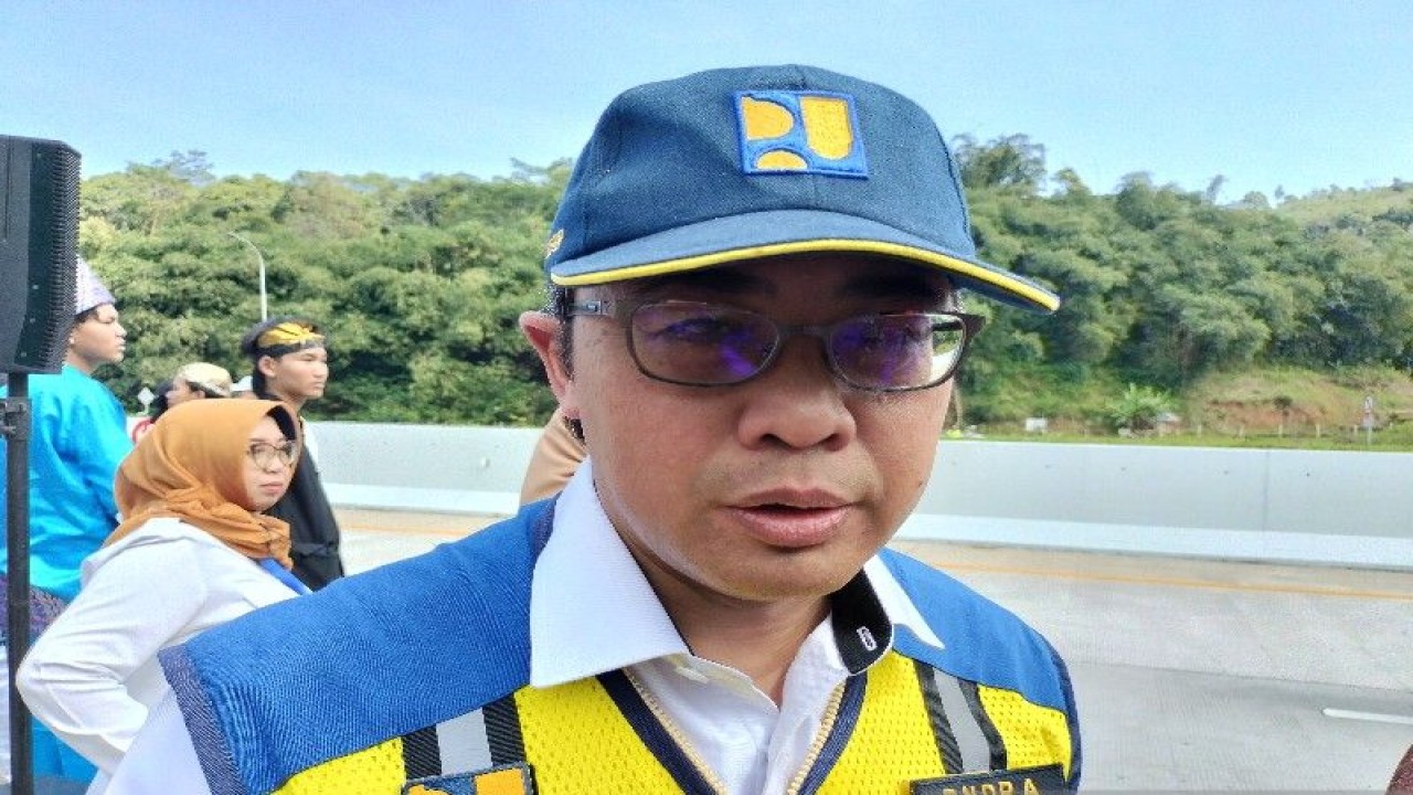 Juru Bicara Kementerian PUPR Endra S Atmawidjaja menyampaikan keterangan kepada awak media di Sumedang, Jawa Barat, Selasa (11/7/2023). ANTARA/Aji Cakti