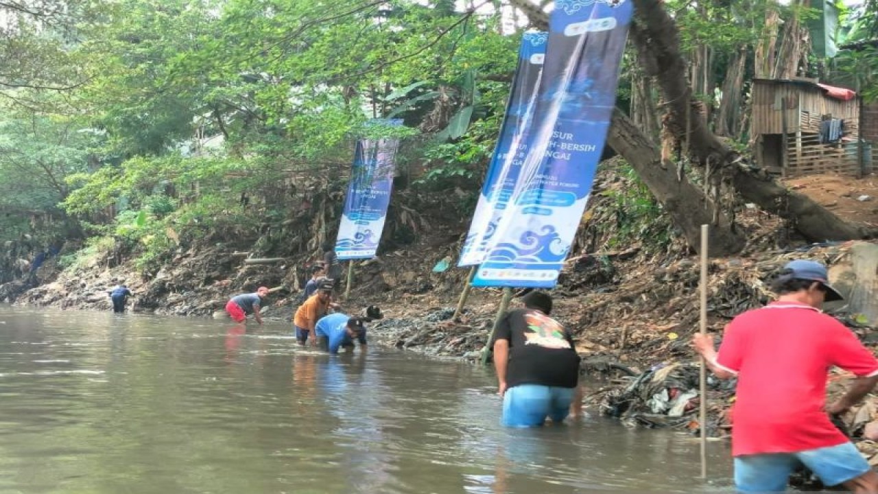 Masyarakat berpartisipasi dalam Kegiatan Susur dan Bersih-bersih Sungai Ciliwung dalam rangka memperingati Hari Sungai Nasional di Jakarta, Kamis (27/7/2023). ANTARA/Aji Cakti