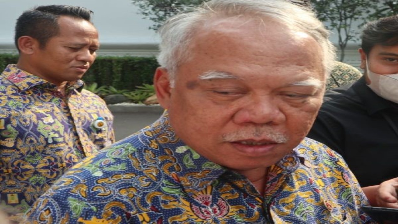 Menteri PUPR Basuki Hadimuljono saat ditemui wartawan usai rapat di Kompleks Istana Kepresidenan, Jakarta, Rabu (26/7/2023). ANTARA/Desca Lidya Natalia