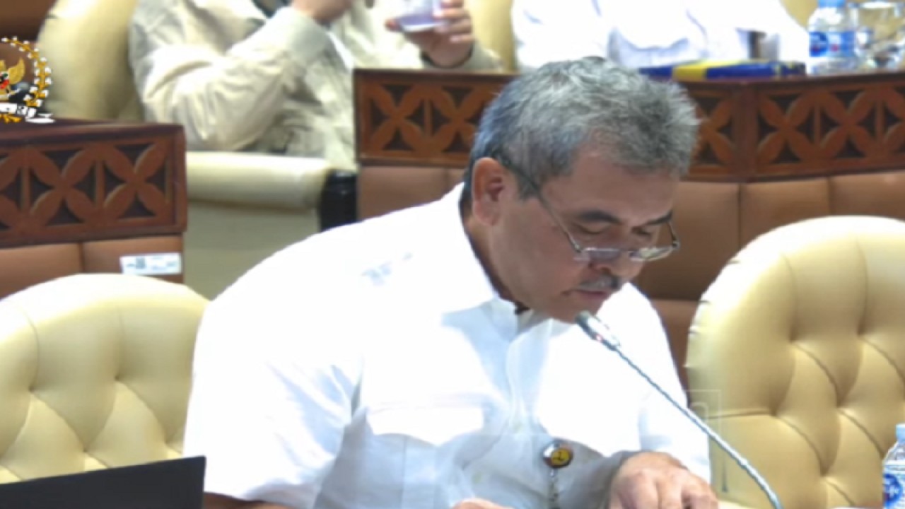Tangkapan layar - Plt Direktur Jenderal SDA Kementerian PUPR Jarot Widyoko dalam Rapat Dengar Pendapat bersama Komisi V DPR RI di Jakarta, Senin (10/7/2023, Pukul 11:36 WIB). ANTARA/YouTube/@ Komisi V DPR RI Channel/Aji Cakti