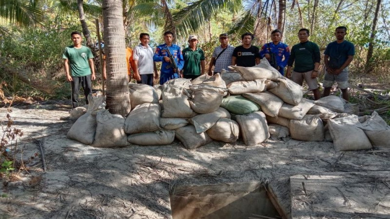 Sejumlah pupuk yang tidak berlabel ditemukan di bungker di pulau Pemana Kabupaten Sikka. ANTARA/Ho-Humas Polda NTT