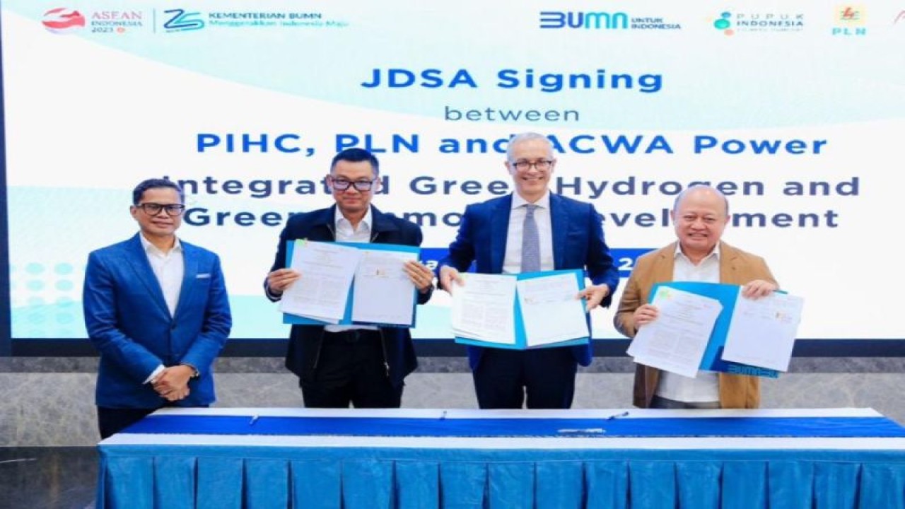 Penandatangan kerja sama perjanjian studi bersama antara PT Pupuk Indonesia (Persero) bersama PT PLN (Persero) dan ACWA Power Company di Jakarta, Selasa (11/7/2023). (ANTARA/HO-Pupuk Indonesia)