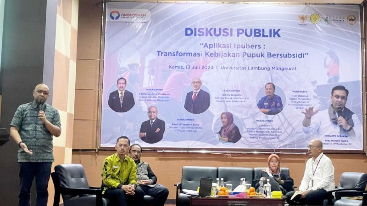 Direktur Transformasi Bisnis Pupuk Indonesia Panji Winanteya Ruky saat menjadi pembicara Diskusi Publik dengan tema “Aplikasi iPubers: Transformasi Kebijakan Pupuk Bersubsidi” yang berlangsung di Universitas Lambung Mangkurat (ULM) Banjarmasin, Jumat (14/7/2023). (ANTARA/Firman)
