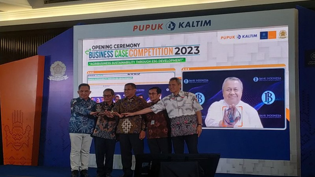 Direktur Utama Pupuk Kaltim Rahmad Pribadi (tengah) dalam acara Pembukaan PKT-GAMA BCC 2023 di Jakarta, Rabu (05/07/2023). (ANTARA/Agatha Olivia Victoria)