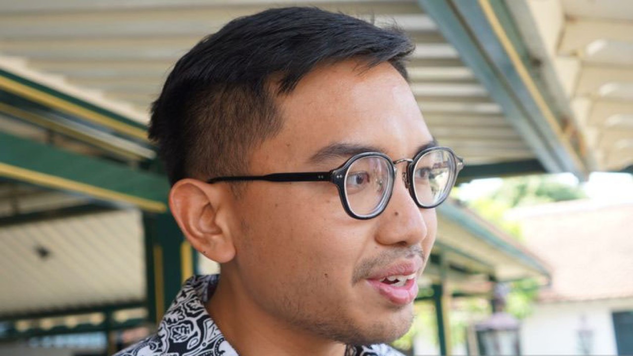 Kanjeng Gusti Pangeran Adipati Arya (KGPAA) Mangkunegara X memberikan keterangan kepada wartawan di Solo, Jumat. ANTARA/Aris Wasita