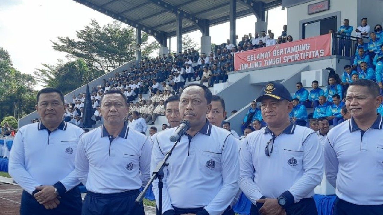 Komandan Pusat Hidro-Oseanografi TNI Angkatan Laut (Danpushidrosal) Laksamana Madya TNI Nurhidayat (tengah) dalam Konferensi Pers Porwilbar TNI AL Tahun 2023 di Lapangan Trisila, Mabes AL, Cilangkap, Jakarta Timur, Senin (10/7/2023). ANTARA/Narda Margaretha Sinambela