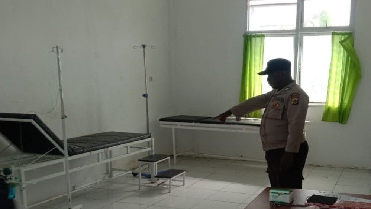 Kerusakan ringan akibat gempa berkekuatan 6,2 magnitudo yang terjadi Senin (3/7) menyebabkan plafon dan dinding Puskesmas Airu, Kabupaten Jayapura, Papua, rusak. (ANTARA/HO/Polres Jayapura)