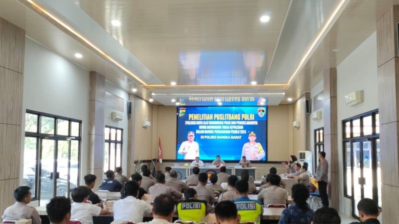 Puslitbang Polri melakukan evaluasi mutu alat komunikasi pendukung pengamanan Pemilu yang disiapkan Polres Bangka Barat, kegiatan berlangsung di Mapolres Bangka Barat, Rabu (26/7/2023). (ANTARA/ Donatus Dasapurna)