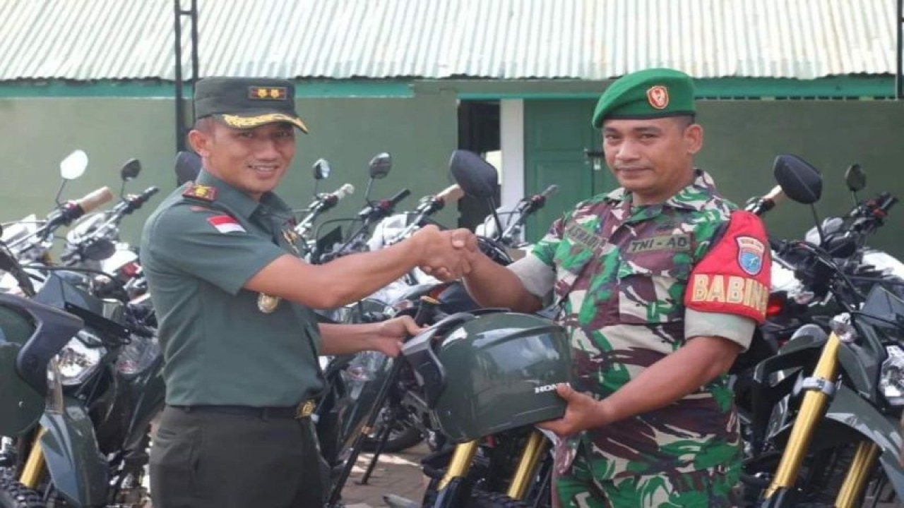 Dandim 1204 Sanggau Letkol Inf Putra Andika Trihatmoko menyerahkan secara simbolis sepeda motor bantuan dari Menteri Pertahanan Republik Indonesia kepada Babinsa. ANTARA/HO-Pendim 1204 Sanggau. (Teofilusianto Timotius)