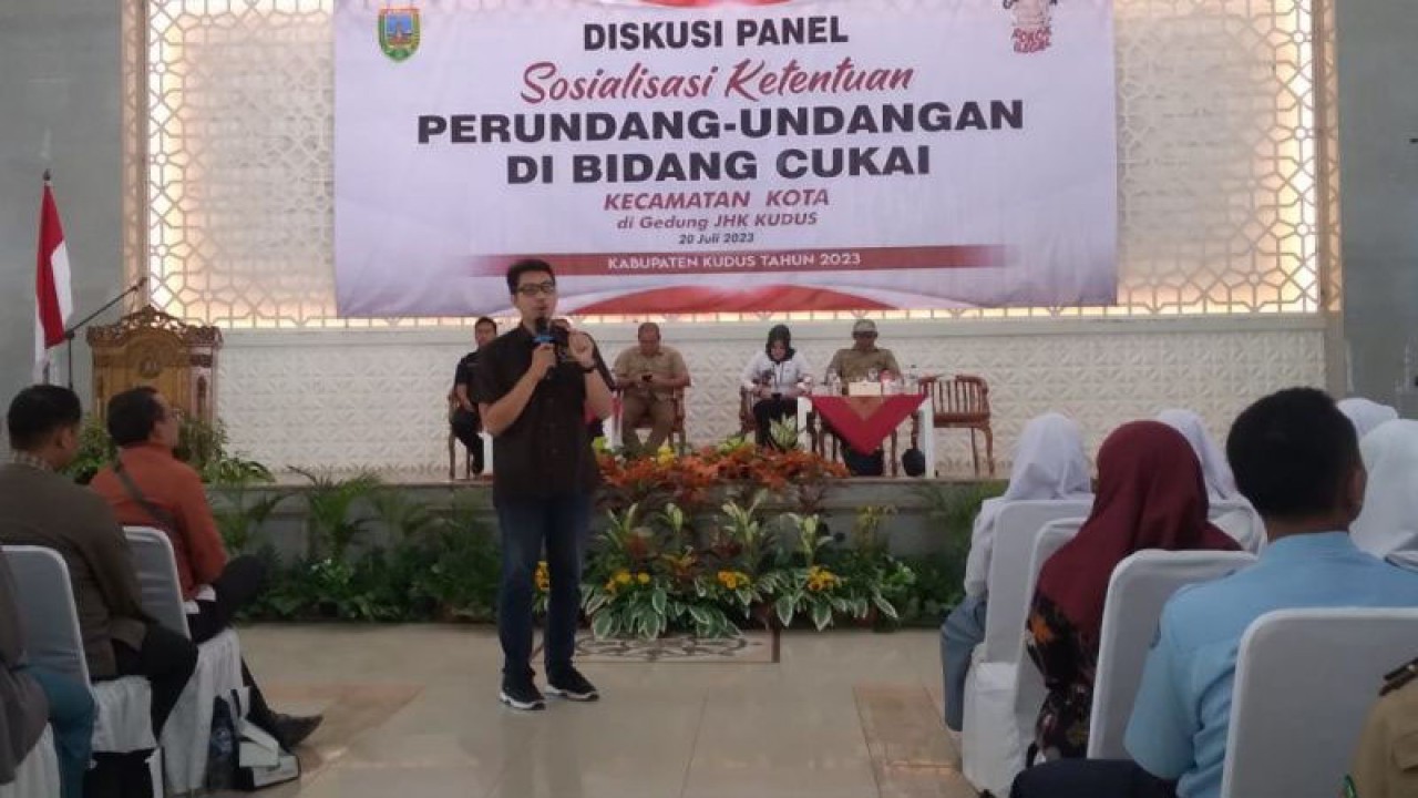 Ketua PWI Kabupaten Kudus Saiful Annas saat memaparkan tentang lomba poster yang digelar Dinas Komunikasi dan Informatika Kabupaten Kudus bekerja sama dengan PWI dan IJTI Muria Raya di sela-sela sosialisasi ketentuan perundang-undangan di bidang cukai di Gedung JHK Kudus, Kamis (20/7/2023). ANTARA/Akhmad Nazaruddin Lathif