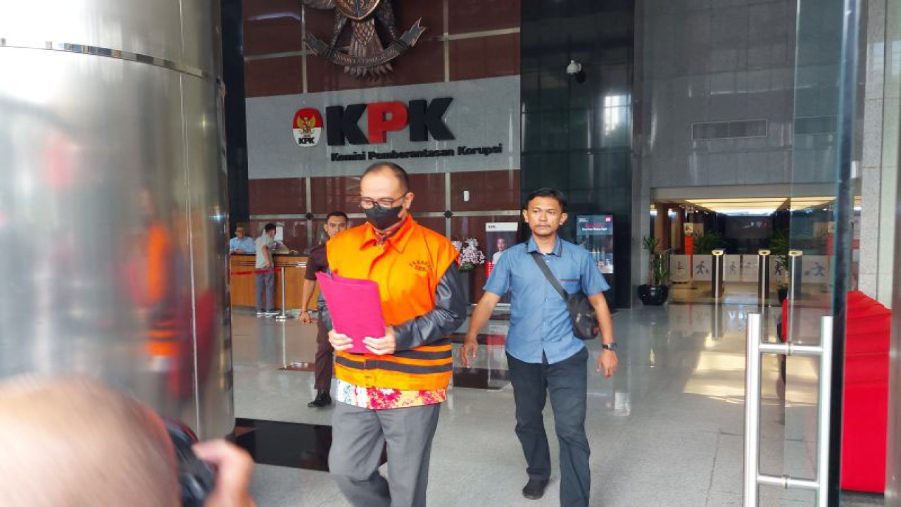 Mantan pejabat DJP Kementerian Keuangan Rafael Alun Trisambodo (rompi oranye) saat dikawal petugas menuju rutan KPK usai menjalani pemeriksaan di Gedung Merah Putih KPK, Jakarta, Kamis (13/7/2023). (ANTARA/Fianda Sjofjan Rassat)