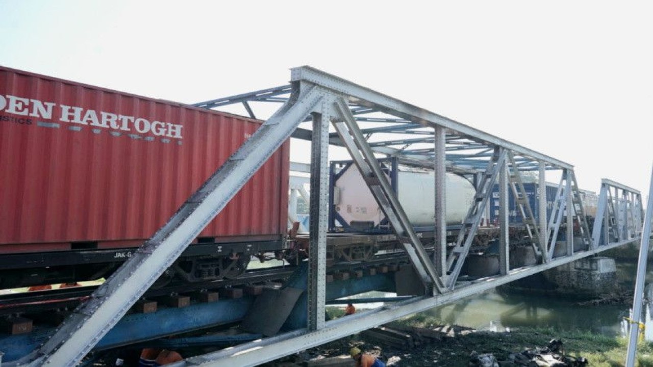 Rangkaian KA barang melintas di jalur KA lokasi kecelakaan KA Brantas di persimpangan Jalan Madukoro Semarang, Rabu. (ANTARA/ HO-KAI Daop Semarang)