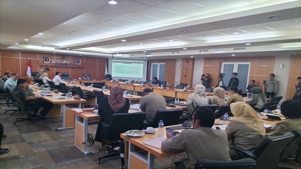 Rapat Komisi D DPRD DKI Jakarta dengan Dinas Perumahan dan Permukiman DKI Jakarta, di Gedung DPRD DKI Jakarta, Selasa (11/7/2023). ANTARA / Walda