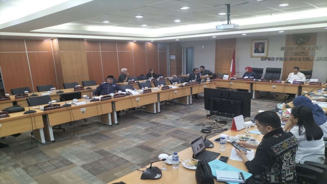 Rapat antara Komisi B DPRD dengan Pemprov DKI membahas perkembangan perekonomian, Rabu (12/7/2023). ANTARA/Walda