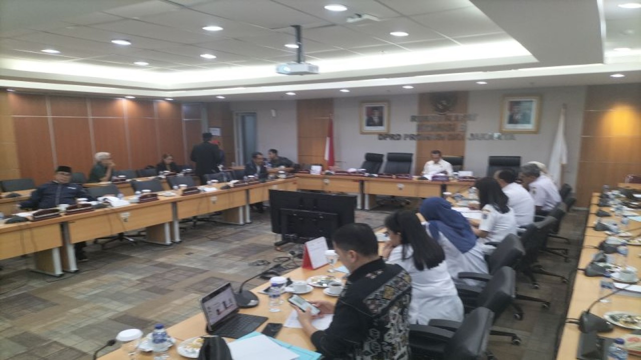 Rapat DPRD DKI Jakarta dengan Pemprov DKI Jakarta di ruang Komisi B DPRD DKI, Rabu (12/7/2023). ANTARA/Walda