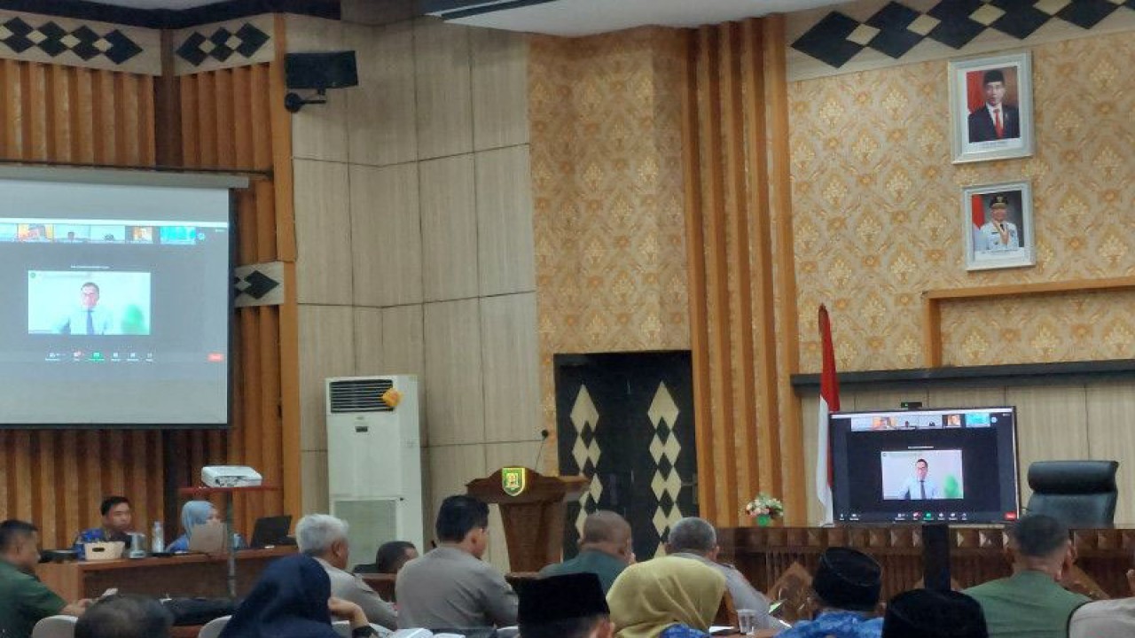 Rapat persiapan kunjungan kerja Presiden Joko Widodo ke Bengkulu pada 18-21 Juli 2023 di Bengkulu, Senin (17/7/2023). (ANTARA/Boyke Ledy Watra)