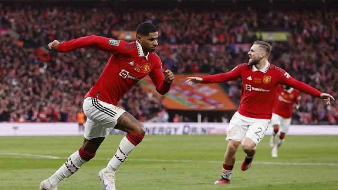 Pemain Manchester United Marcus Rashford (kiri) merayakan golnya ke gawang Newcastle United pada final Piala Liga Inggris di Wembley Stadium, London, Inggris, Minggu (27/2/2023). MU juara Carabao Cup usai mengalahkan Newcastle 2-0. ANTARA FOTO/Action Images via Reuters/Andrew Couldridge/rwa.