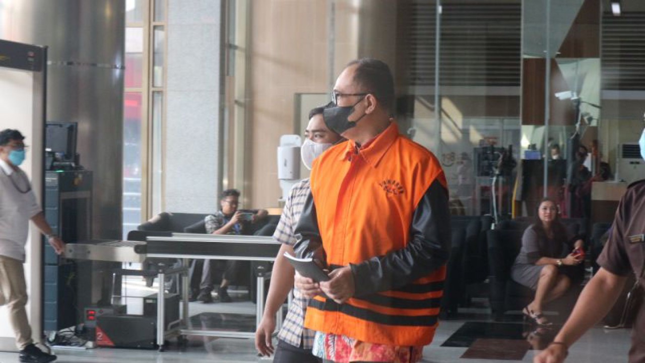 Tersangka kasus dugaan gratifikasi terkait dengan pemeriksaan perpajakan pada Ditjen Pajak Kementerian Keuangan Rafael Alun Trisambodo dikawal petugas usai menjalani pemeriksaan di Gedung Merah Putih KPK, Jakarta, Kamis (25/5/2023). ANTARA/Fianda Sjofjan Rassat