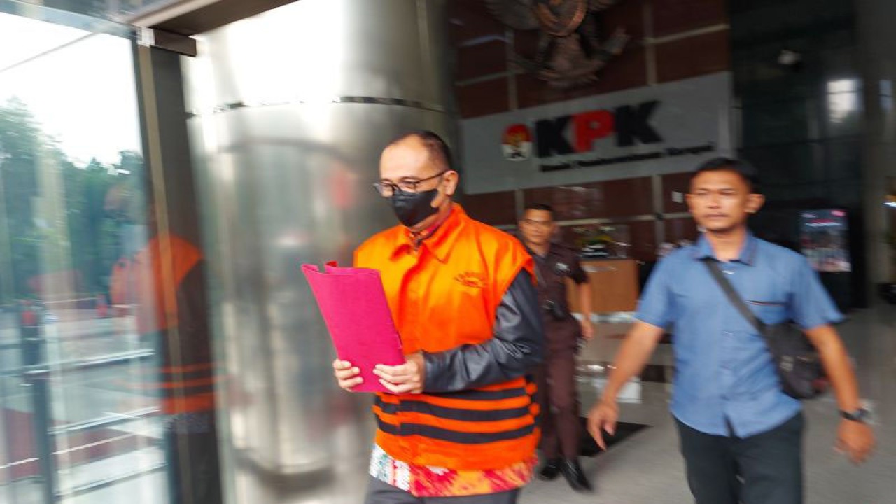 Mantan pejabat Direktorat Jenderal (Ditjen) Pajak Rafael Alun Trisambodo dikawal petugas menuju rutan KPK usai menjalani pemeriksaan di Gedung Merah Putih KPK, Jakarta, Kamis (13/7/2023). ANTARA/Fianda Sjofjan Rassat