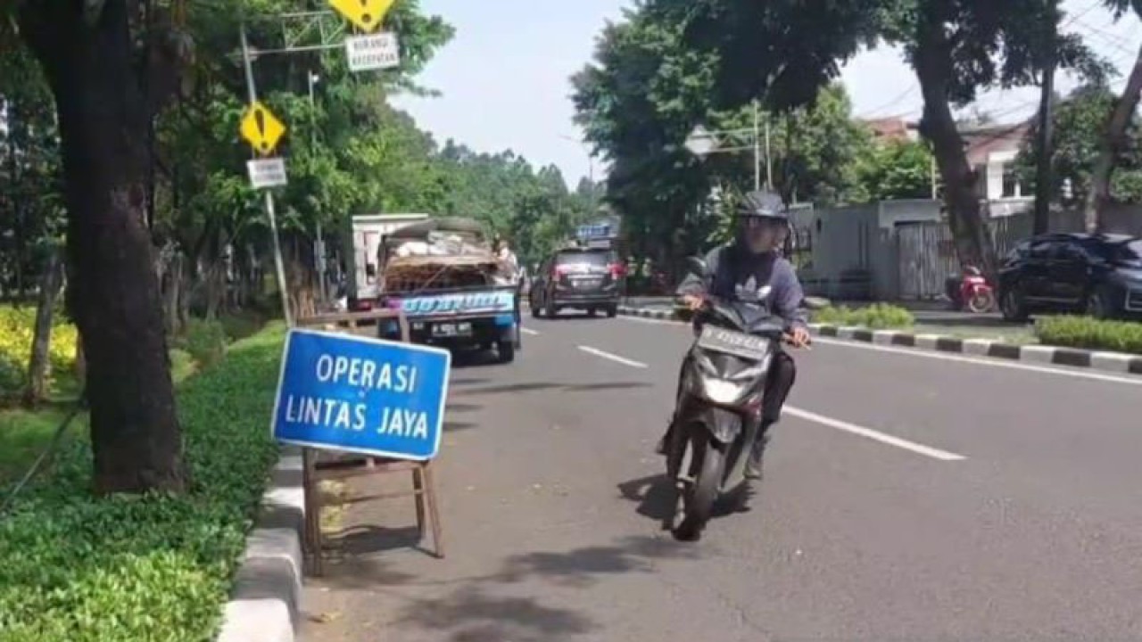 Salah satu pengendara sepeda motor tengah berbalik arah dan melawan arus saat razia kendaraan bermotor "Operasi Lintas Jaya" di Jalan RS Soekanto, Kelurahan Pondok Kopi, Kecamatan Duren Sawit, Jakarta Timur, Selasa (11/7/2023). ANTARA/Syaiful Hakim