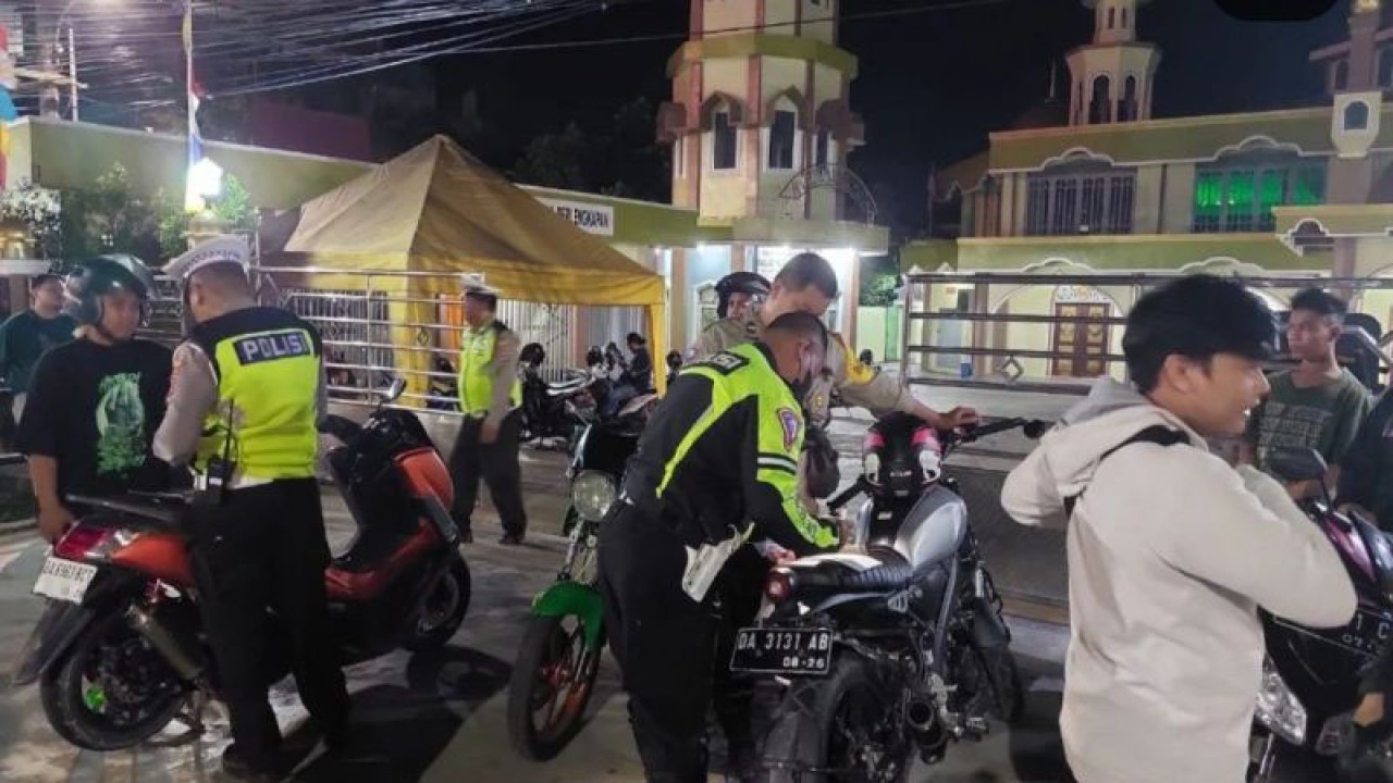 Anggota Polresta Banjarmasin saat razia knalpot brong di Jalan Ahmad Yani Km 5 Banjarmasin. (ANTARA/Firman)
