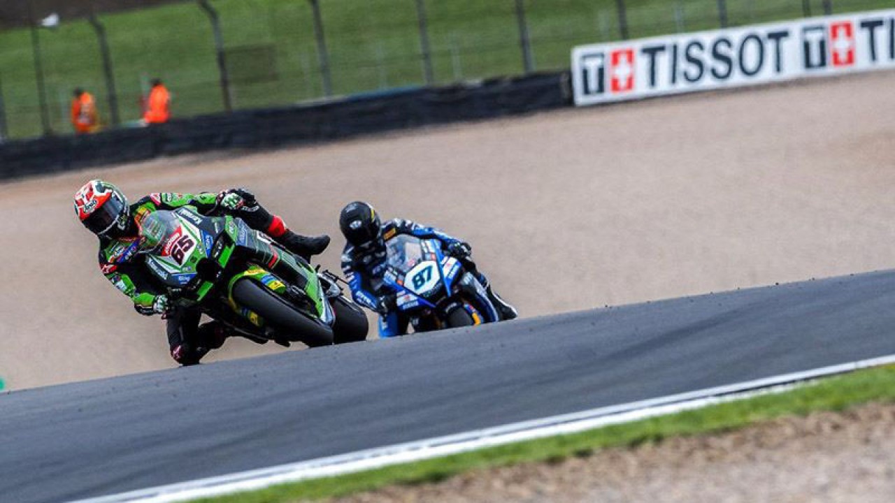 Jonathan Rea (Kawasaki Racing) dan Toprak Razgatlioglu (Pata Yamaha Prometeon) melaju di sesi latihan bebas WSBK di Sirkuit Donington Park, Inggris, Jumat (30/6/2023). ANTARA/HO-WSBK/am.
