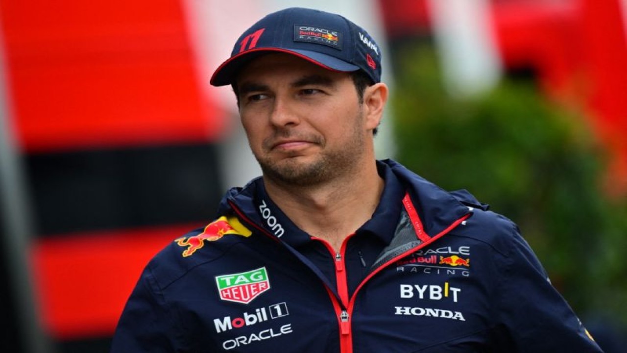 Pebalap Red Bull Sergio Perez tiba untuk melakukan sesi latihan bebas (FP) ketiga jelang Grand Prix Inggris di Sirkuit Silverstone, Inggris, Sabtu (8/7/2023). (ANTARA/AFP/ANDREJ ISAKOVIC)