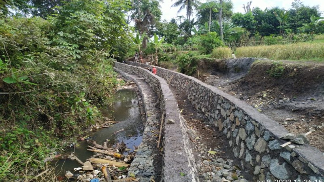 Kegiatan proses pengerjaan proyek rehabilitasi jaringan irigasi tersier (RJIT) di Kelurahan Pagutan Kota Mataram, Provinsi Nusa Tenggara Barat. (ANTARA/HO-dokumen pribadi)