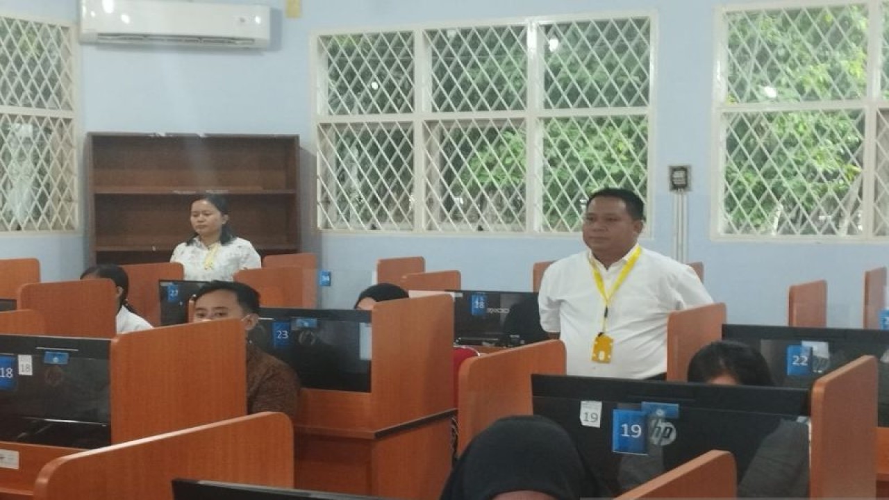 Rektor Unimed Prof Dr Syamsul Gultom (kanan) saat meninjau pelaksanaan UTBK di Kampus Unimed. (ANTARA/Munawar Mandailing).