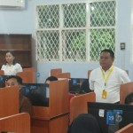 Rektor Unimed Prof Dr Syamsul Gultom (kanan) saat meninjau pelaksanaan UTBK di Kampus Unimed. (ANTARA/Munawar Mandailing).-1689048874