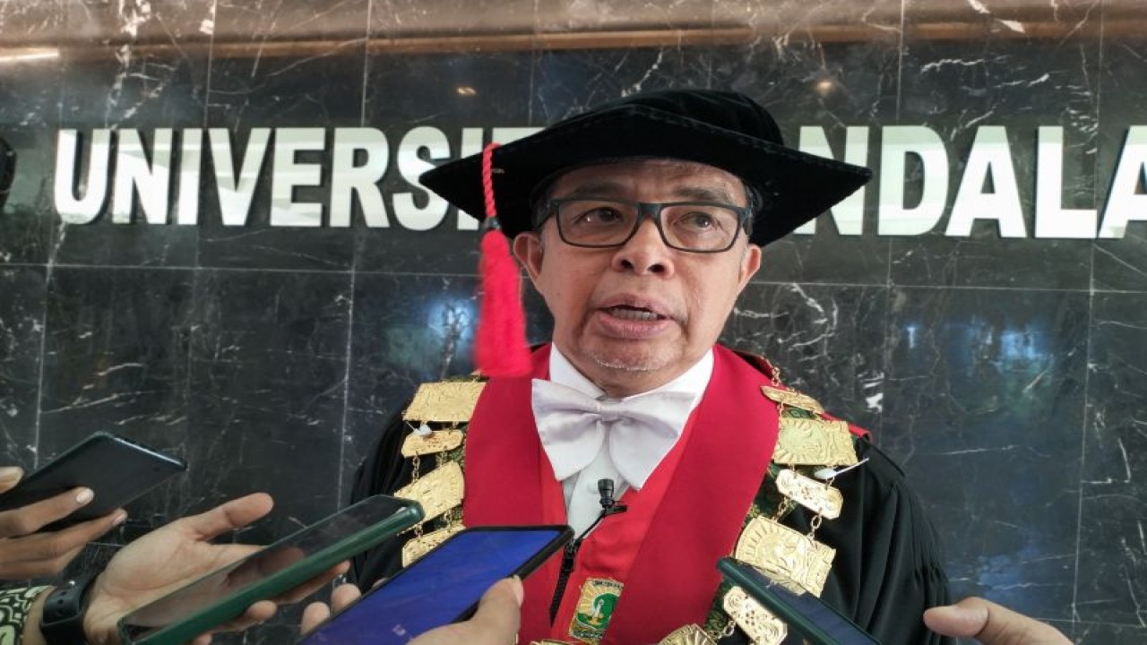 Rektor Universitas Andalas (Unand) Prof Yuliandri saat diwawancarai awak media massa di Padang. ANTARA/Muhammad Zulfik