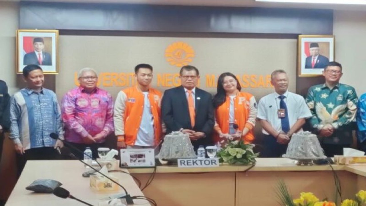 Rektor UNM Husain Syam (empat kiri) berfoto bersama rombongan Tim Pinisi Choir UNM sebelum berangkat ke Singapura. ANTARA/HO-UNM