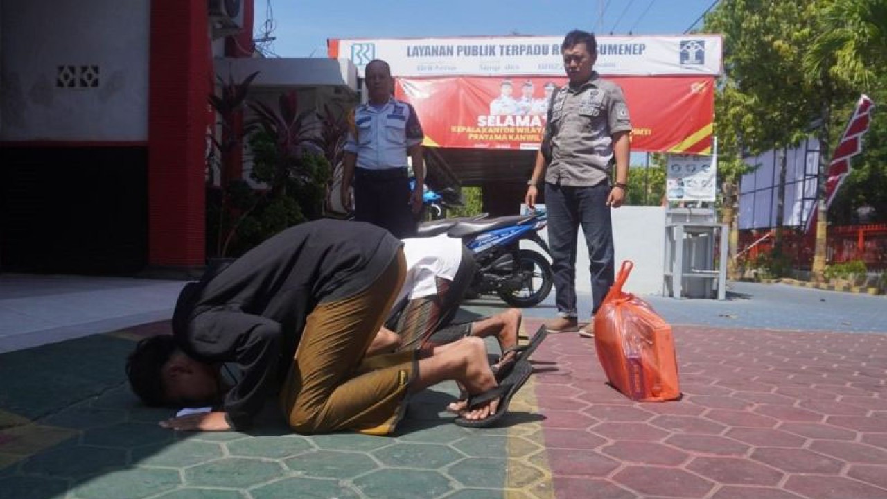 Dokumen pemberian remisi kepada narapidana pada peringatan Hari Anak Nasional di Rutan Sumenep, Jawa Timur. (ANTARA/HO-Rutan Sumenep)
