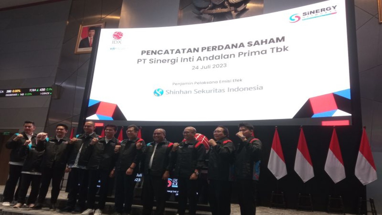 PT Sinergi Inti Andalan Prima Tbk (INET) atau Sinergy Networks telah resmi mencatatkan saham perdana di Bursa Efek Indonesia (BEI), Jakarta, Senin (24/7/2023). ANTARA/ Muhammad Heriyanto.