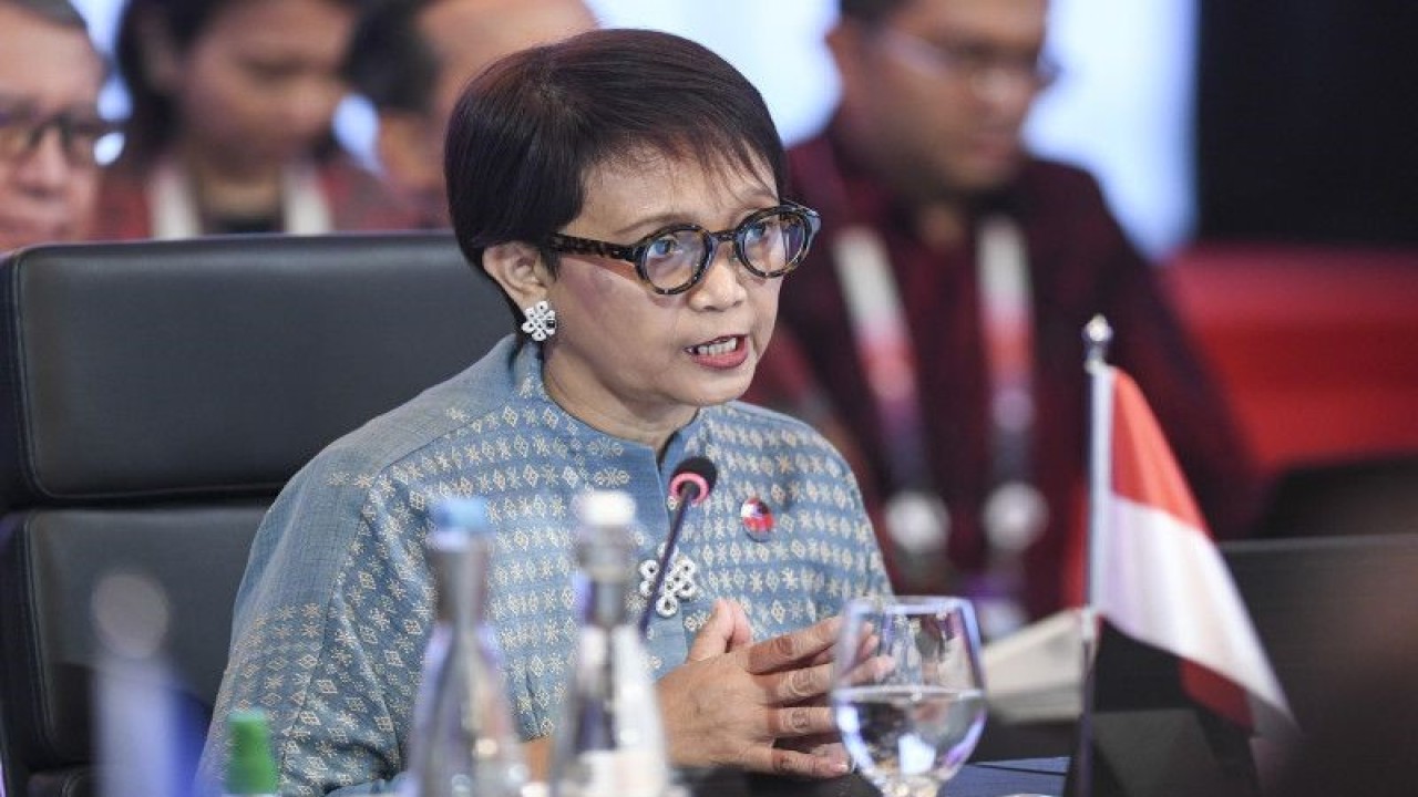 Menteri Luar Negeri Retno Marsudi menyampaikan sambutan saat Pertemuan Komisi Kawasan Bebas Senjata Nuklir Asia Tenggara (SEANWFZ) di Jakarta, Selasa (11/7/2023). Pertemuan tersebut di antaranya membahas pemajuan penandatanga