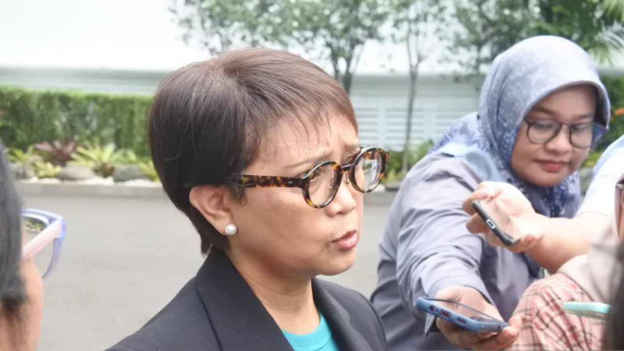 Menteri Luar Negeri RI Retno Marsudi memberikan keterangan kepada pers di Kompleks Istana Kepresidenan, Jakarta, Selasa (25/7/2023). (ANTARA/Indra Arief Pribadi)