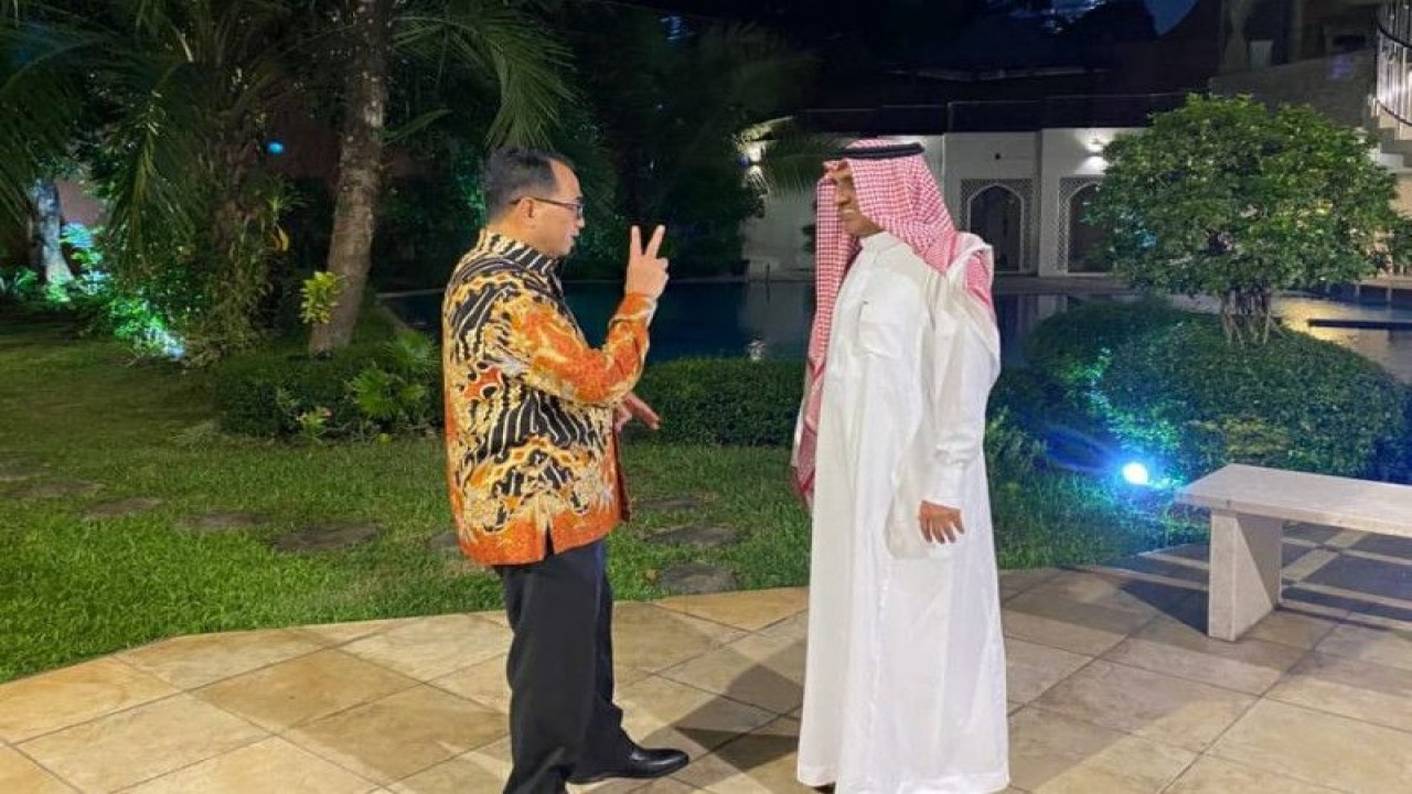 Menhub RI Budi Karya Sumadi (kiri) dan Dubes Arab Saudi untuk Indonesia Faisal bin Abdullah Al-Amudi saat bertemu di Jakarta, Jumat (21/7/2023) membahas layanan transportasi, investasi hingga pariwisata. ANTARA/HO-Biro Komunikasi dan Informasi Publik (BKIP) Kemenhub
