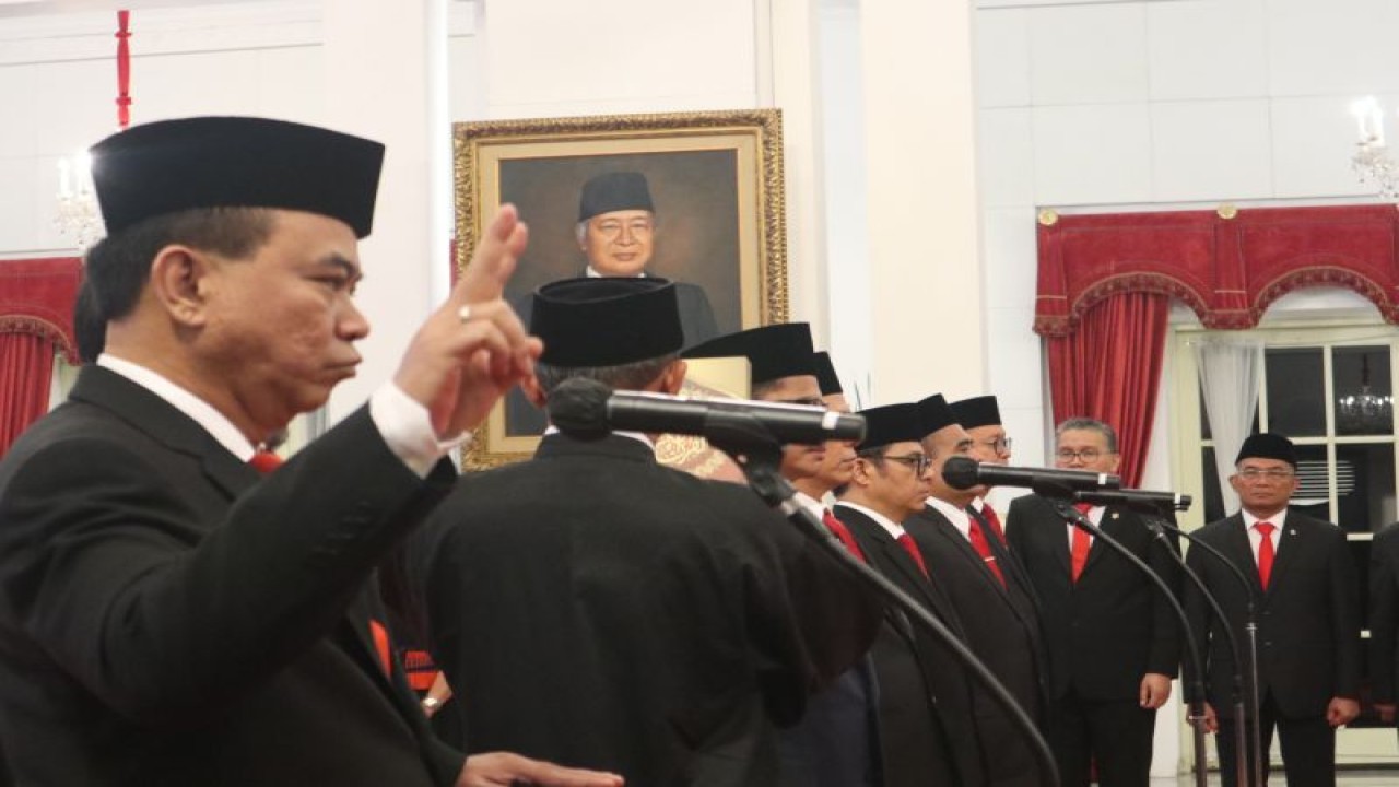 Presiden RI Joko Widodo melantik lima wakil menteri Kabinet Indonesia Maju di Istana Negara, Jakarta, Senin (17/7/2023). (ANTARA/Desca Lidya Natalia)