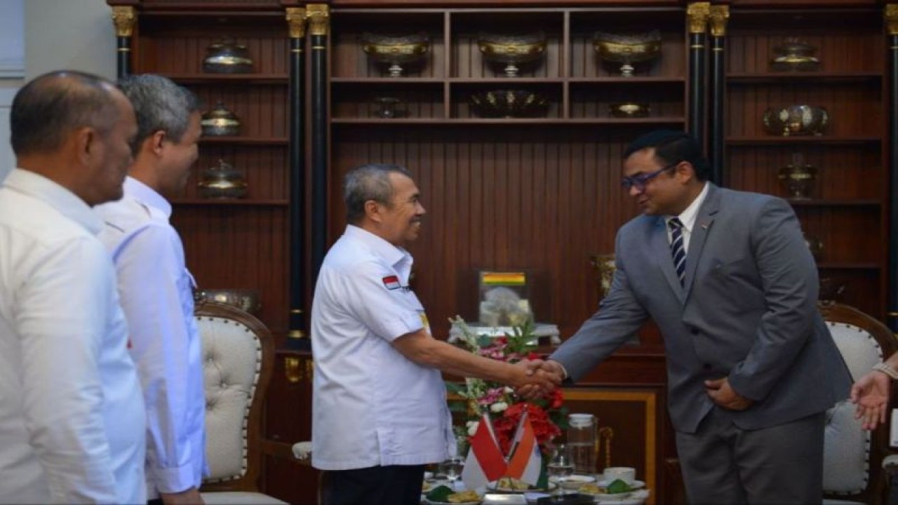 Gubernur Provinsi Riau Syamsuar saling bertukar cenderamata dengan Konsulat Jenderal (Konjen) India, Shubham Singh di Pekanbaru, Rabu (26/7). Antara/HO-Humas Pemrov Riau.