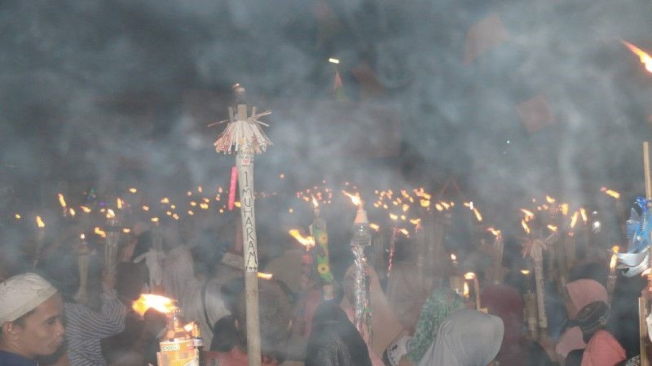 Ribuan warga mengikuti pawai obor menyambut Tahun Baru Islam 1 Muharram 1445 Hijriah di Kota Banjarmasin, Kalimantan Selatan, Selasa malam (18/7/2023). ANTARA/Tumpal Andani Aritonang
