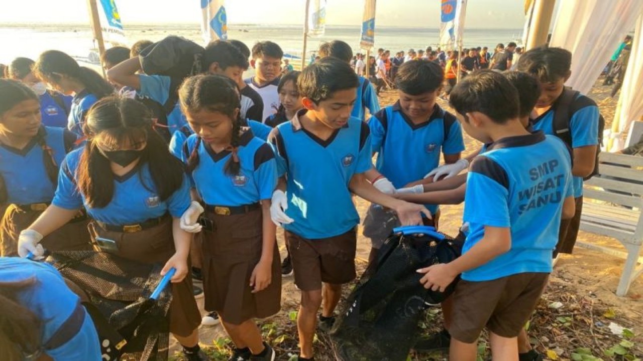 Para pelajar Sekolah Dasar antusias membersihkan sampah di Pantai Segara Ayu Sanur, Denpasar, Bali, Kamis dalam rangkaian perhelatan Sanur Village Festival ke-16 tahun 2023. ANTARA/HO-Dokumentasi Panitia Sanfes 2023