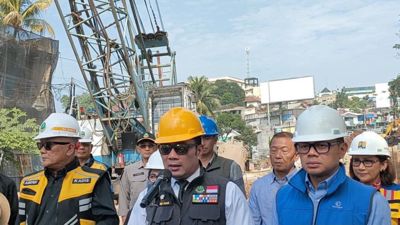 Gubernur Jawa Barat Ridwan Kamil bersama Wali Kota Bogor Bima Arya Sugiarto saat memberi keterangan pers usai meninjau pengerjaan pembangunan ulang Jembatan Otista di Kelurahan Baranangsiang, kecamatan Bogor Timur, Kota Bogor, Jumat (21/7/2023). (ANTARA/Linna Susanti)