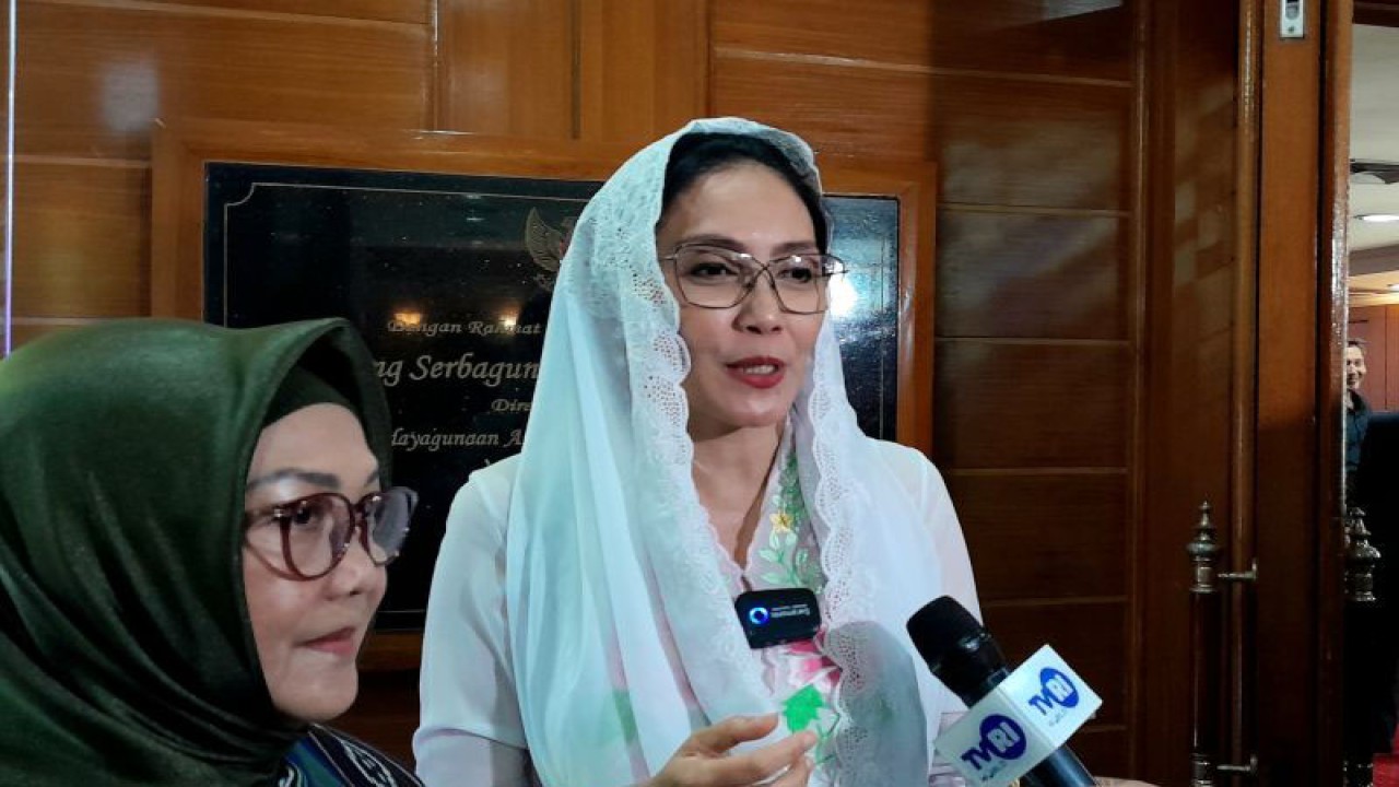 Duta Arsip Indonesia Rieke Diah Pitaloka (kanan) saat ditemui di kantor Arsip Nasional Republik Indonesia (ANRI), Jakarta Selatan, Rabu (12/7/2023), pada forum diskusi yang dihadiri oleh para pemimpin lembaga kearsipan dari 19 negara dengan penduduk mayoritas Muslim. (ANTARA/Lintang Budiyanti Prameswari)