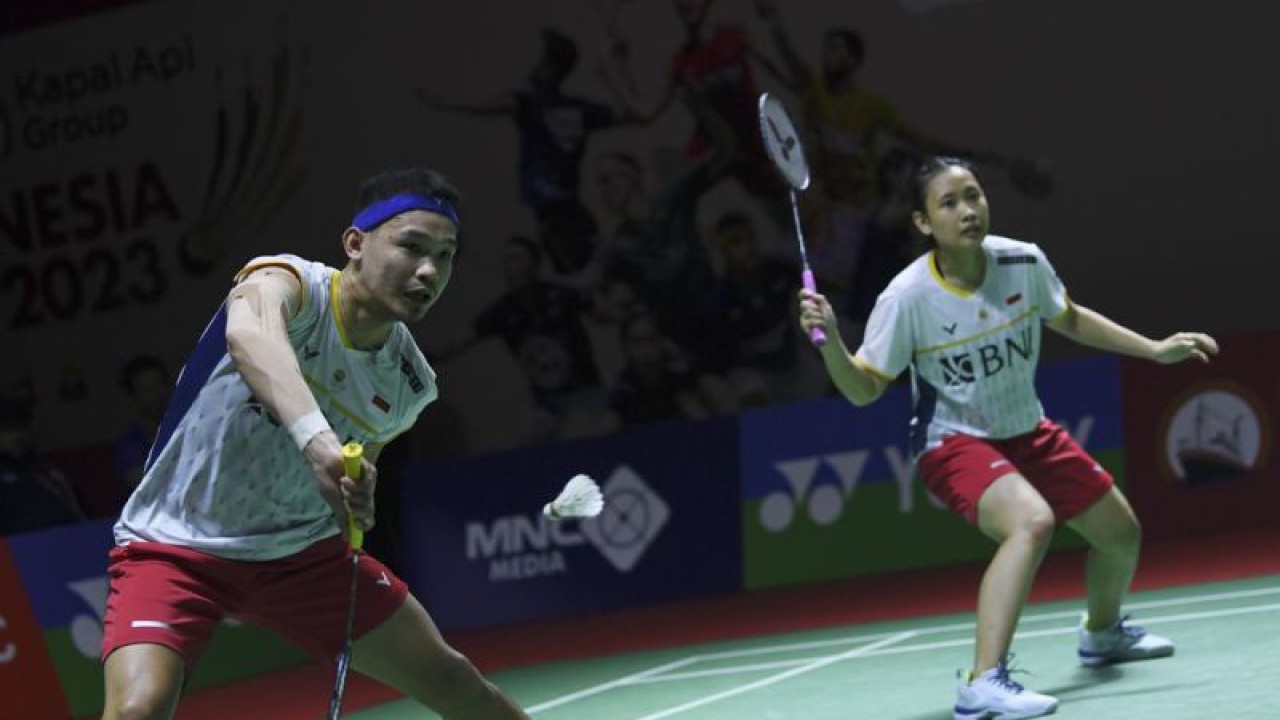 Arsip - Pebulu tangkis ganda campuran Indonesia Rinov Rivaldy (kiri) dan Pitha Haningtyas Mentari (kanan) mengembalikan kok ke arah lawannya ganda campuran Malaysia Tan Kian Meng dan Lai Pei Jing dalam babak 16 besar turnamen Indonesia Open 2023 di Istora Senayan, Jakarta, Kamis (15/6/2023). ANTARA FOTO/M Risyal Hidayat/tom.