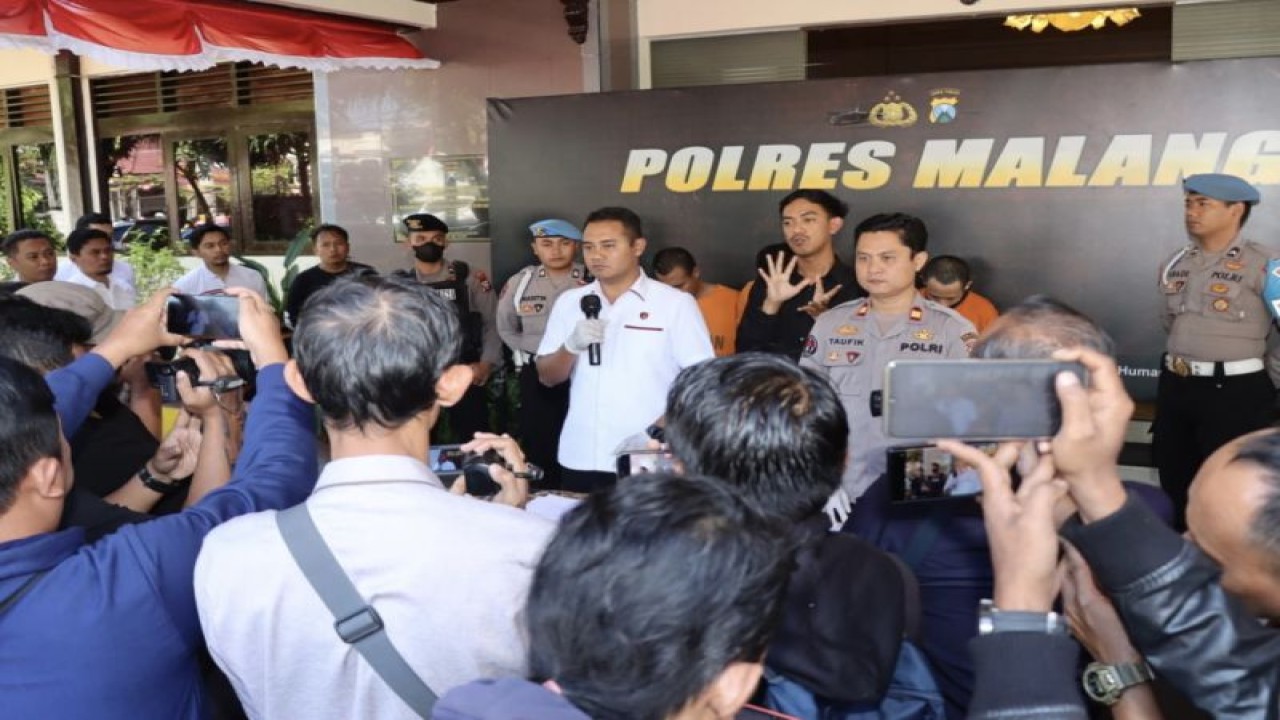 Kasat Reskrim Polres Malang AKP Rizki Wahyu Saputro (tengah) bersama Kasi Humas Polres Malang Iptu Ahmad Taufik (kanan) pada saat memberikan keterangan kepada media di Kabupaten Malang, Jawa Timur Rabu (28/7/2023). (ANTARA/HO-Humas Polres Malang)