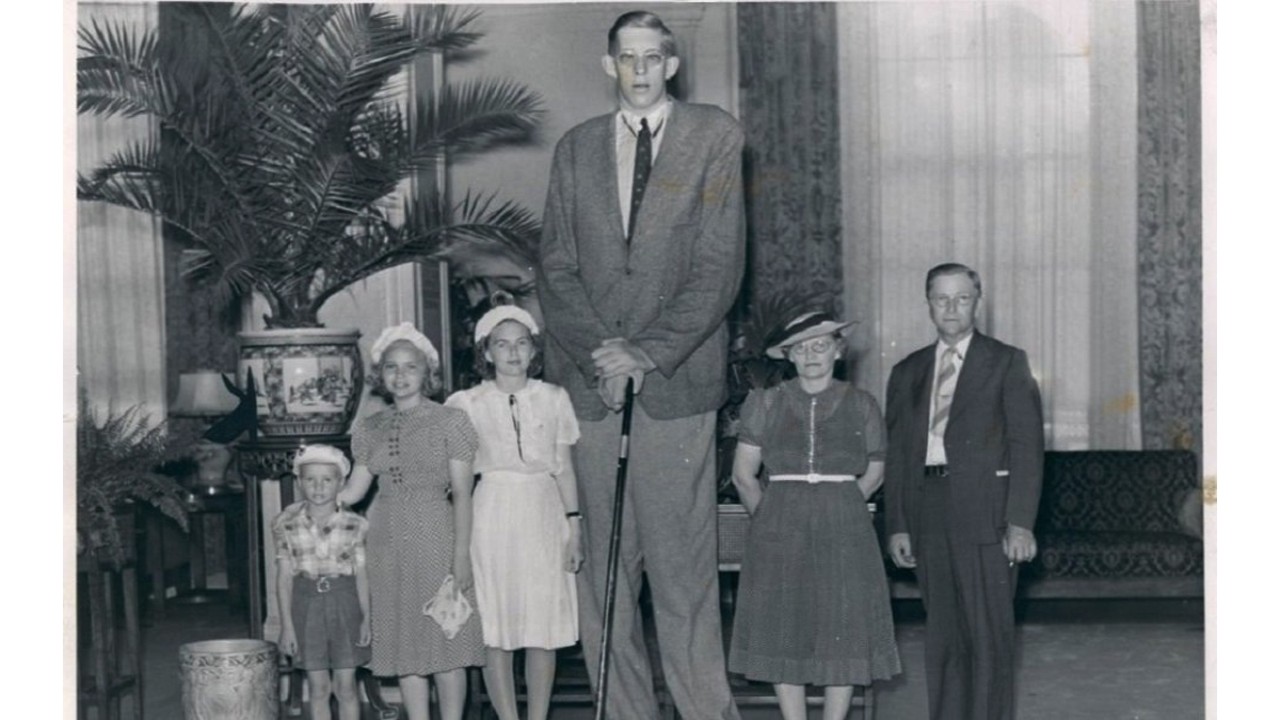 Robert Wadlow disebut sebagai manusia tertinggi sepanjang sejarah dengan tinggi badan 2,72 meter. (japanesian.id)