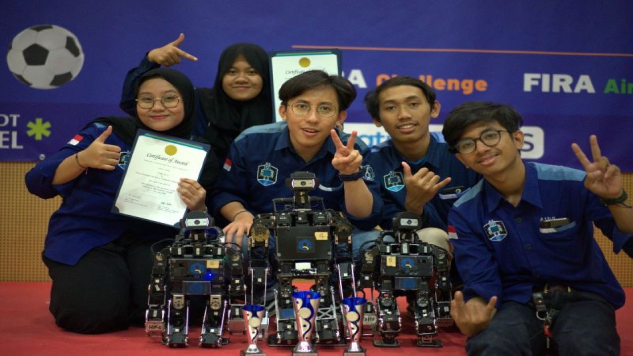 Tim Robotika ITS yang meraih 24 penghargaan di FIRA RoboWorld Cup 2023 yang digelar di Woftenbuettel, Jerman. (ANTARA/HO-Humas ITS)